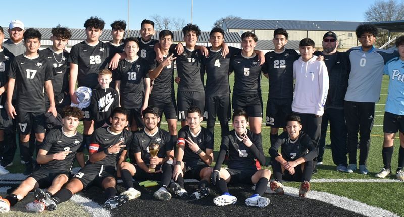 Pirates&rsquo; soccer team wins top honors